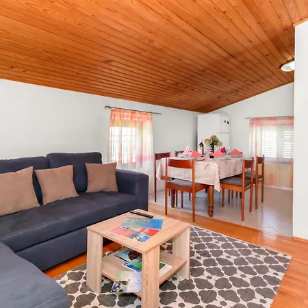 2 Bedroom Cozy In Lägenhet Novi Vinodolski