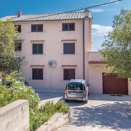 2 Bedroom Cozy In Lägenhet Novi Vinodolski