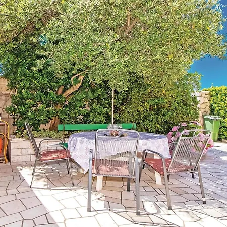 2 Bedroom Cozy In Lägenhet